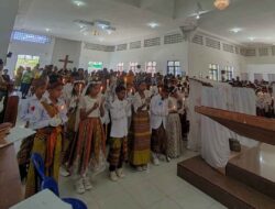 151 Anak Sambut Komuni Pertama, Gereja Mamsena Dipenuhi Cahaya dan Sukacita